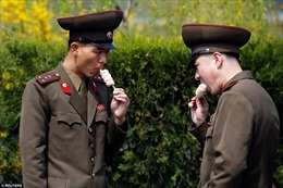 Lính Triều Tiên ăn kem, xem triển lãm giữa căng thẳng chiến tranh