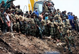Hàng nghìn người Sri Lanka sơ tán vì sập núi rác 90 mét