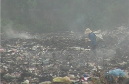 Quảng Trị: Bãi rác âm ỉ cháy, mùi hôi thối bay khắp vùng