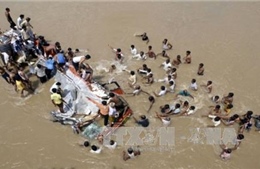 Xe buýt lao xuống sông ở Ấn Độ, 43 người chết