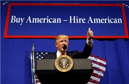 Ông Trump ký sắc lệnh ‘thuê người Mỹ’, cơ hội nào cho lao động nước ngoài?