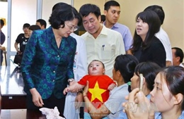 Phó Chủ tịch nước trao quà tặng trẻ em nghèo phẫu thuật nụ cười