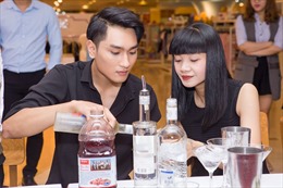 Á quân Vietnam’s Next Top Model Huy Quang học làm cocktail