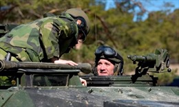 Phát tín hiệu cứng rắn, Thủ tướng Thụy Điển bất ngờ tới đảo Gotland lái xe tăng