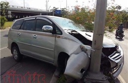 Bốn ô tô bị tai nạn liên hoàn, xe Toyota toác đầu vì lao trúng cột đèn