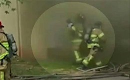 Kỳ diệu cảnh người lính cứu hỏa đỡ em bé thả rơi từ tòa nhà cháy dữ dội