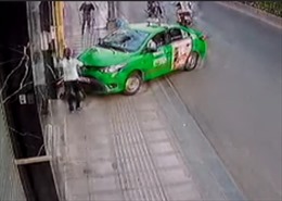 Xem clip tài xế taxi tông xe &#39;hạ gục&#39; tên cướp