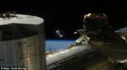 UFO &#39;tàng hình&#39; lướt ngang qua trạm vũ trụ ISS?