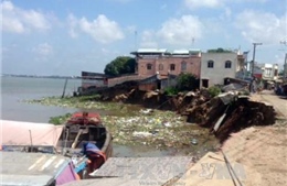 An Giang: Sạt lở bờ sông hơn 230m, di dời khẩn cấp 14 nhà dân 