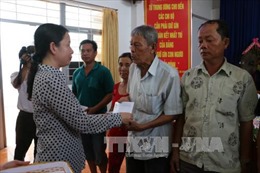 An Giang: Trao tiền hỗ trợ các hộ dân bị sạt lở nghiêm trọng tại huyện Chợ Mới