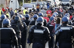 Cảnh sát đụng độ với người biểu tình sau bầu cử tổng thống Pháp vòng 1