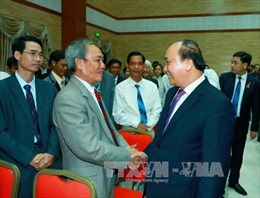 Thủ tướng thăm Đại sứ quán và cộng đồng Việt Nam tại Campuchia