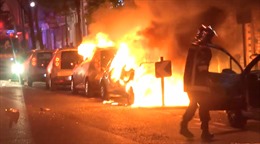 Bạo loạn bùng phát, hàng loạt xe hơi bị phóng hỏa trên phố sau vòng 1 bầu cử tổng thống Pháp