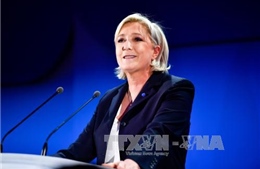 Hướng tới vòng 2, bà Le Pen từ bỏ chức lãnh đạo đảng FN