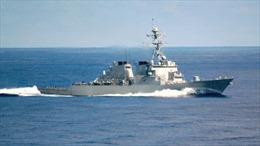 Bị tàu tấn công Iran tiến sát trên Vịnh Ba Tư, khu trục hạm Mỹ bắn pháo sáng cảnh cáo 
