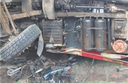 Hà Tĩnh: Xe tải lật nghiêng đè xe máy, 2 người tử vong tại chỗ