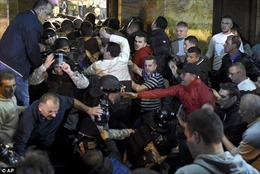 Hỗn loạn và đổ máu khi người biểu tình ầm ầm xông vào tòa nhà Quốc hội Macedonia