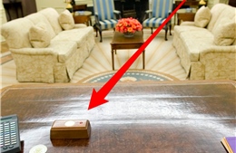 Chiếc nút đỏ bí ẩn trên bàn làm việc của Tổng thống Mỹ Donald Trump