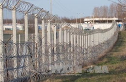 Hungary hoàn tất hàng rào "thông minh" ngăn người nhập cư