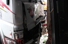 TP Hồ Chí Minh: Xe container tông liên hoàn, một bé trai tử vong