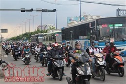 Dòng người ken đặc ở cửa ngõ Thành phố Hồ Chí Minh nhưng không tắc
