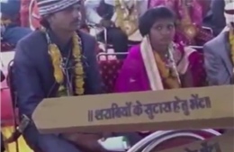 Lo ngại các ông chồng vũ phu, chính khách Ấn Độ tặng gậy gỗ tự vệ cho 700 tân nương