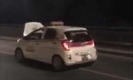 Vụ taxi mở nắp capo ‘đánh võng’ trên cầu Nhật Tân: Thu bằng lái 2 tháng