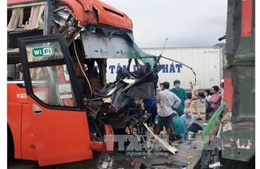 Ninh Thuận: Ô tô giường nằm tông xe đầu kéo, 3 người thương vong