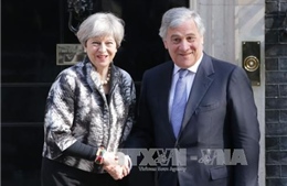 Thủ tướng Theresa May duy trì vị thế dẫn đầu trong các cuộc thăm dò