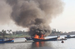Bình Thuận: Bất ngờ cháy tàu thu mua hải sản trên biển 