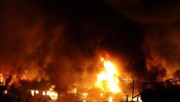 Cháy dữ dội, 1.200 m2 nhà xưởng công ty sản xuất bao bì bị thiêu rụi