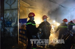 Dập tắt đám cháy tại tiệm sửa xe máy ở thành phố Long Xuyên, An Giang