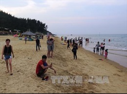 Biển Hà Tĩnh hút khách dịp đầu hè