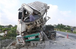 Hà Nam: Tai nạn giao thông nghiêm trọng, 2 tài xế tử vong