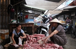 Hải Phòng: Truy bắt 2 đối tượng hắt chất bẩn vào quầy thịt lợn giá rẻ