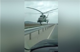 Giật mình cảnh trực thăng bay sát mặt đường cao tốc