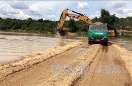 Kon Tum: Phát hiện doanh nghiệp ngang nhiên đắp đập trên sông để khai thác cát 