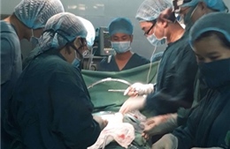 Bệnh viện quận phẫu thuật thành công cho cụ bà bị u gan phức tạp