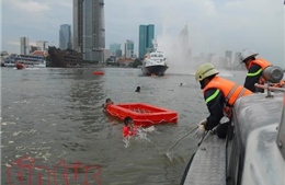 Hồi hộp, kịch tính với diễn tập ứng cứu nổ tàu chở khách trên sông Sài Gòn