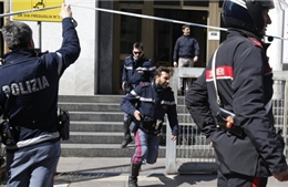 Cảnh sát Italy bị tấn công bằng dao