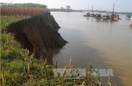 Hòa Bình: Tàu cuốc rầm rộ hút cát trên sông Đà, người dân chặn giữ xe doanh nghiệp