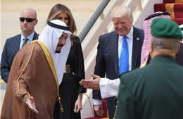 Những hình ảnh nồng ấm Quốc vương Saudi Arabia chào đón Tổng thống Donald Trump