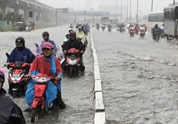 TP Hồ Chí Minh mưa lớn, đường ngập sâu, xe chết máy 