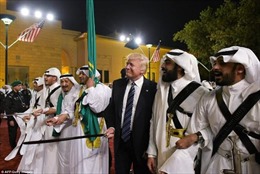 Thăm Saudi Arabia, Tổng thống Trump múa gươm tại Điện Murabba