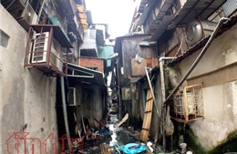 Phập phồng trong những chung cư tường nứt, trần bong, ngập ngụa rác thải ở Sài Gòn