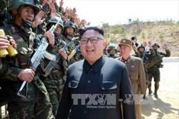 Vừa phóng thử tên lửa thành công, ông Kim Jong-un phấn khởi lệnh sản xuất hàng loạt