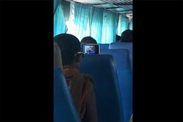 Nhà sư xem phim sex trên xe buýt ở Thái Lan khiến công chúng phẫn nộ