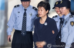 Cựu Tổng thống Hàn Quốc Park Geun-hye bị còng tay, hốc hác trên đường ra hầu tòa