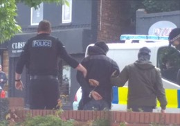 Khoảnh khắc cảnh sát đột kích vây bắt anh trai nghi phạm đánh bom tại Manchester