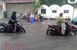 TP Hồ Chí Minh mưa to, nhiều tuyến đường ngập sâu trong giờ cao điểm